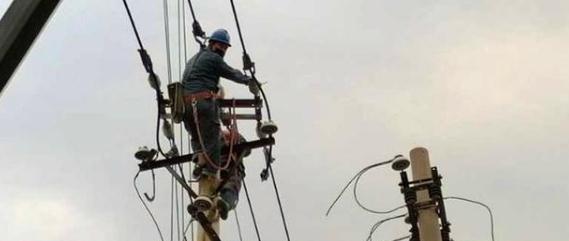搶修人員維修電路