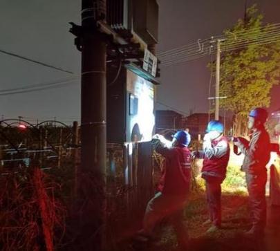 電力搶修人員加緊搶修電路